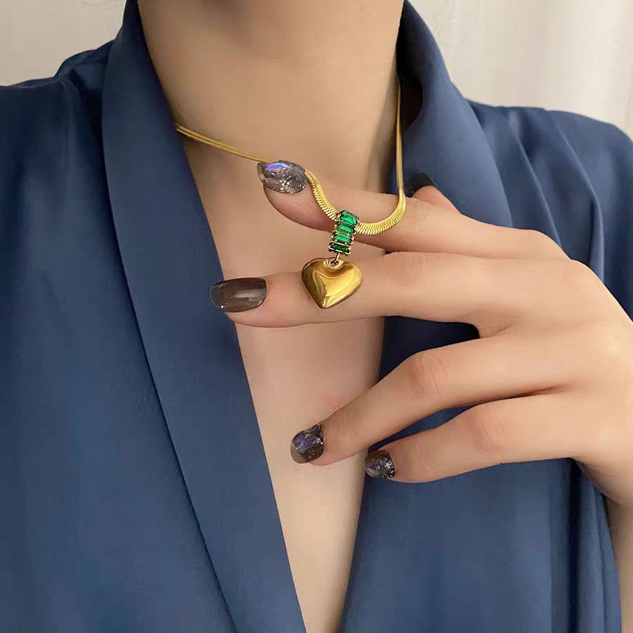 Stainless steel collar, snake back, heart with green lobes