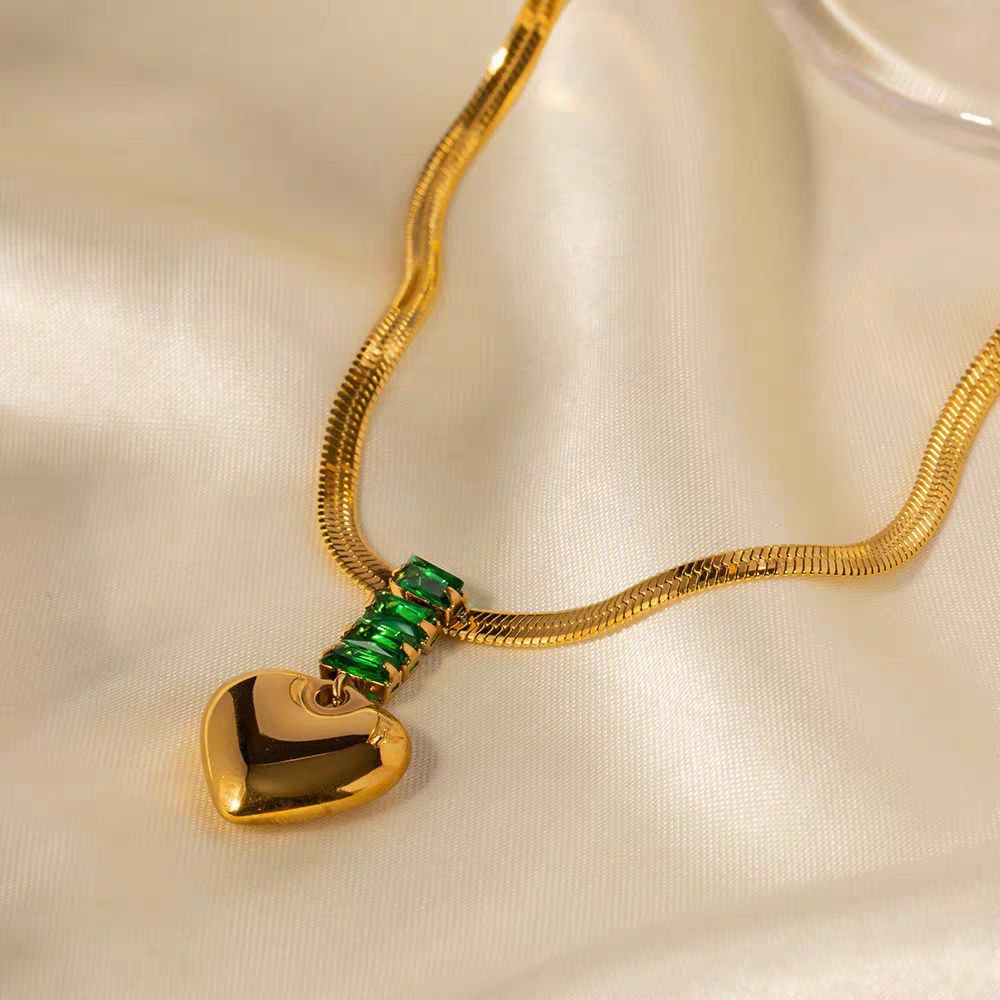 Stainless steel collar, snake back, heart with green lobes
