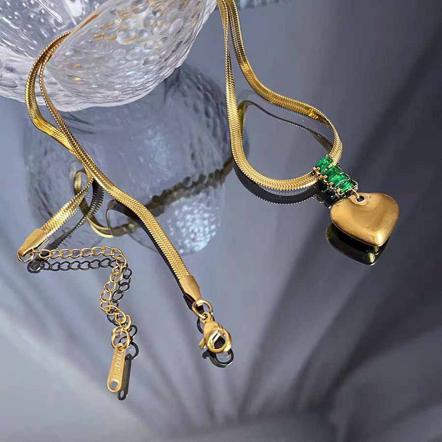 Stainless steel collar, snake back, heart with green lobes