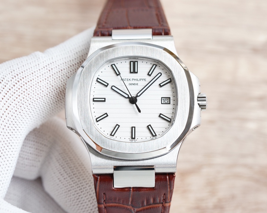  نوتيلوس 40 مم بحزام جلدي ومينا بيضاء Nautilus 40mm White Dial Leather Strap