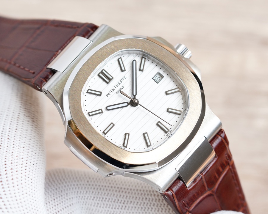  نوتيلوس 40 مم بحزام جلدي ومينا بيضاء Nautilus 40mm White Dial Leather Strap