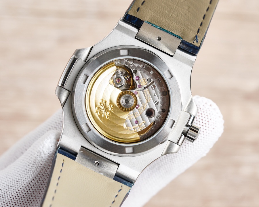  نوتيلوس 40 مم بحزام جلدي ومينا بيضاء Nautilus 40mm White Dial Leather Strap