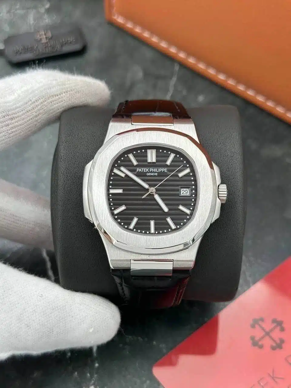  نوتيلوس 40 مم بحزام جلدي ومينا سوداء Nautilus 40mm black Dial Leather Strap