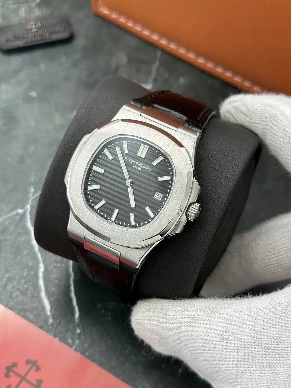  نوتيلوس 40 مم بحزام جلدي ومينا سوداء Nautilus 40mm black Dial Leather Strap