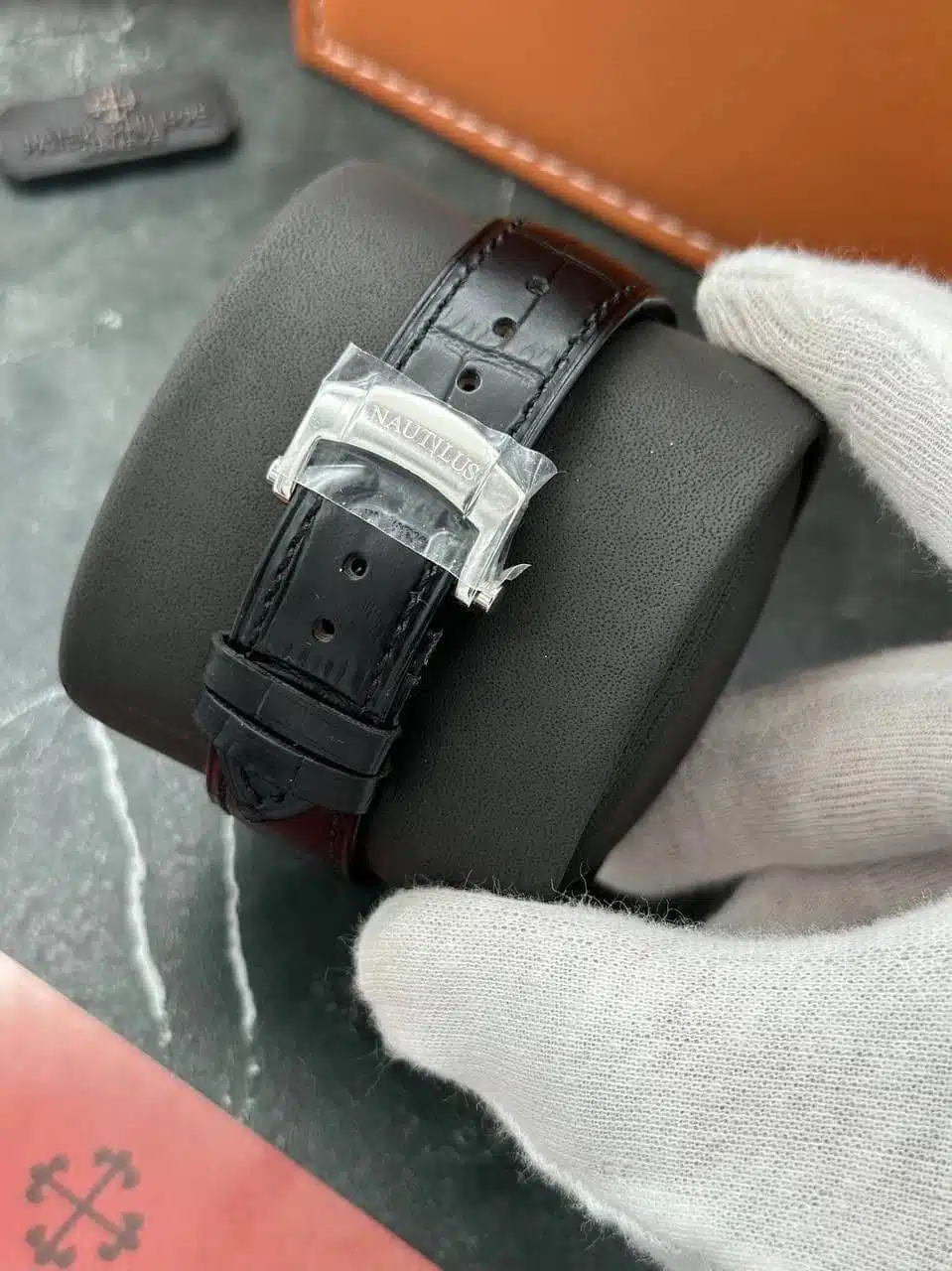  نوتيلوس 40 مم بحزام جلدي ومينا سوداء Nautilus 40mm black Dial Leather Strap