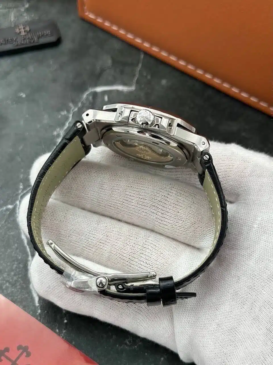  نوتيلوس 40 مم بحزام جلدي ومينا سوداء Nautilus 40mm black Dial Leather Strap