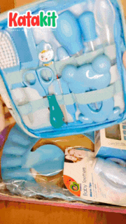 > شنطة العناية المتكاملة (Baby Grooming Kit)
📦 الشنطة دي هي الأساس لكل أم جديدة، فيها كل الأدوات اللي بتحتاجيها عشان تعتني بطفلك من أول يوم:
✂️ مقص صغير بحواف آمنة لتقليم أظافر الطفل.
👶 قصافة ناعمة مصممة مخصوص للأطفال.
🪮 فرشاة ناعمة + مشط بلطف على فروة رأس الطفل.
🌡️ ترمومتر صغير لقياس الحرارة بسرعة.
👂 أداة تنظيف الأذن والأنف آمنة.
👜 كل ده في شنطة أنيقة وسهلة الحمل، تلم كل الأدوات في مكان واحد.
✅ بتوفرلك تنظيم + أمان + سهولة في أي وقت ومكان.