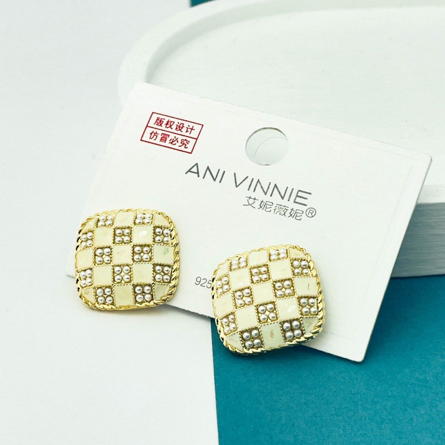 Golden Rounded Square Earrings – Mini Pearl Chess Design