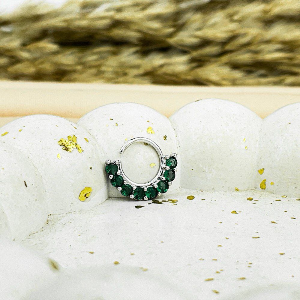 Silver Shine Nose Piercing – Green Zircons