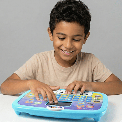 احمي عين ابنك من الموبايل.. وعلميه وهو بيلعب!