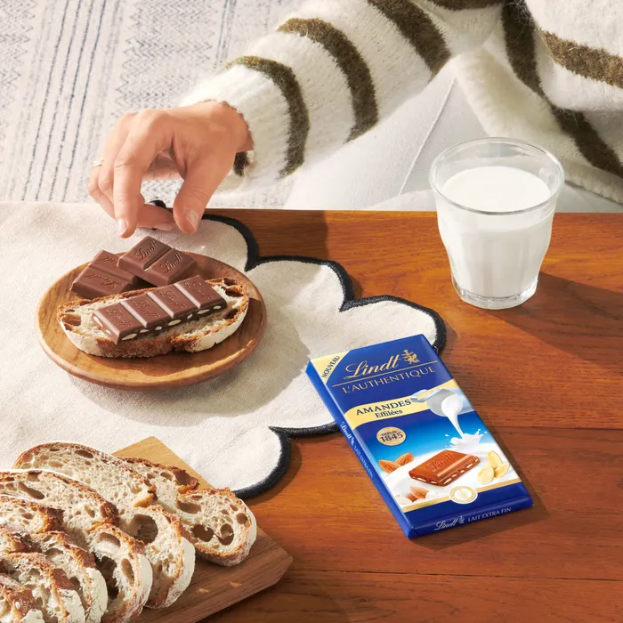 Lindt LAUTHENTIQUE Milk Chocolate with Sliced Almonds 100g