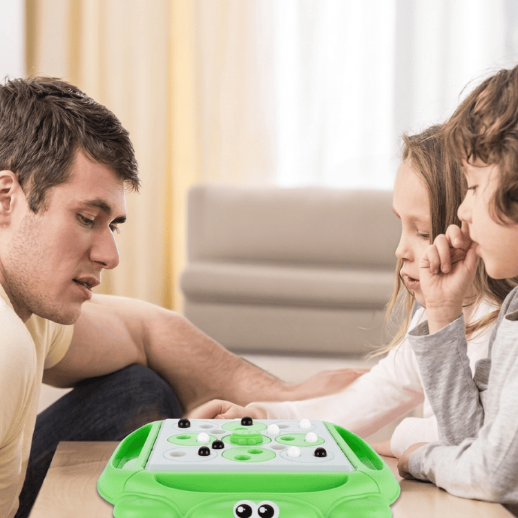 كل مرة أطفالك يمسكوا الموبايل علشان يقتلوا الملل… المشكلة مش فيهم المشكلة إن مفيش لعبة تجمعهم.