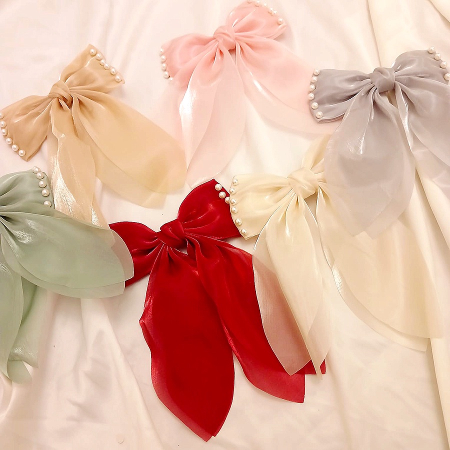 Pearls bow pin