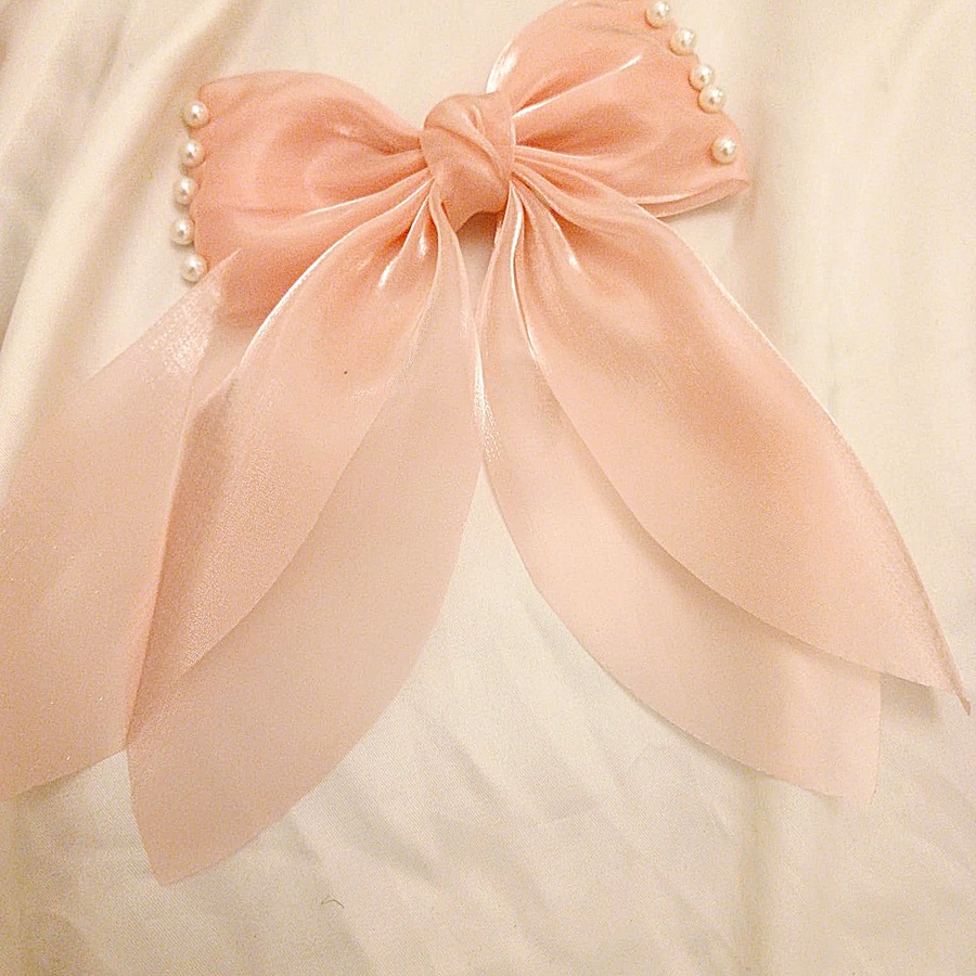 Pearls bow pin