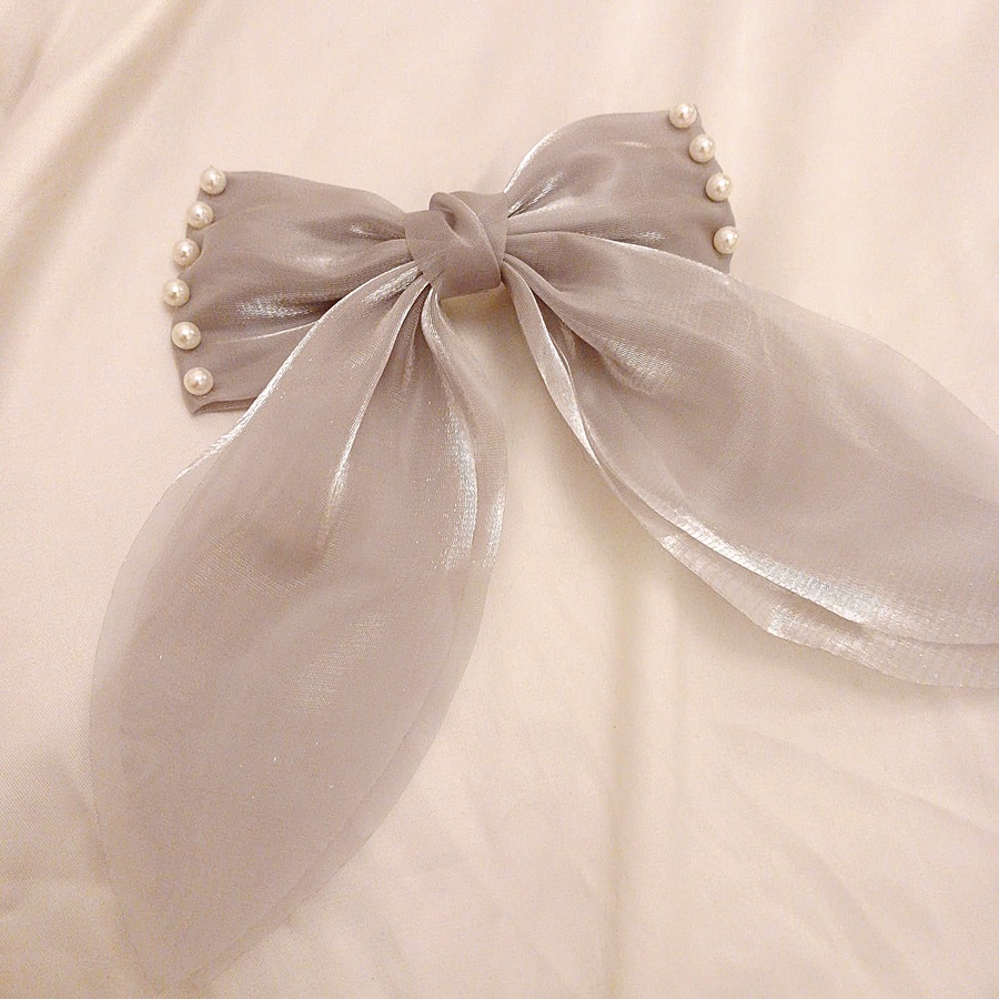 Pearls bow pin