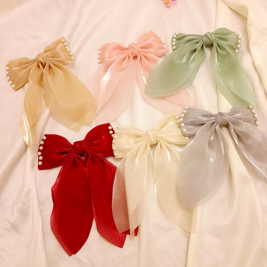Pearls bow pin