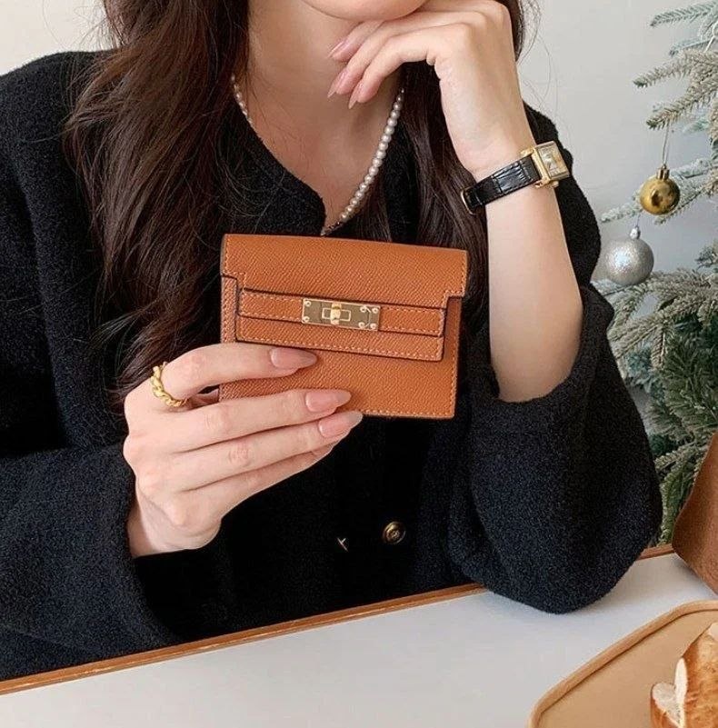 محفظة نسائية صغيرة مستوحاه من  ستايل 