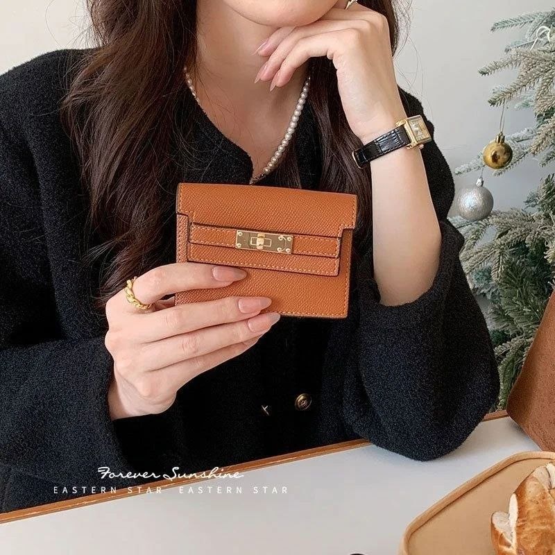 محفظة نسائية صغيرة مستوحاه من  ستايل 