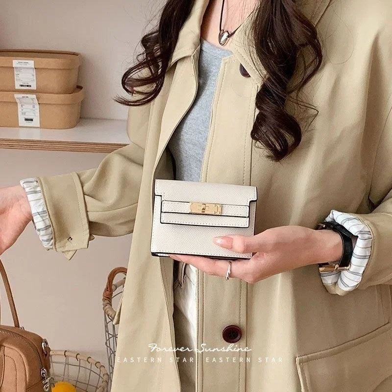 محفظة نسائية صغيرة مستوحاه من  ستايل 