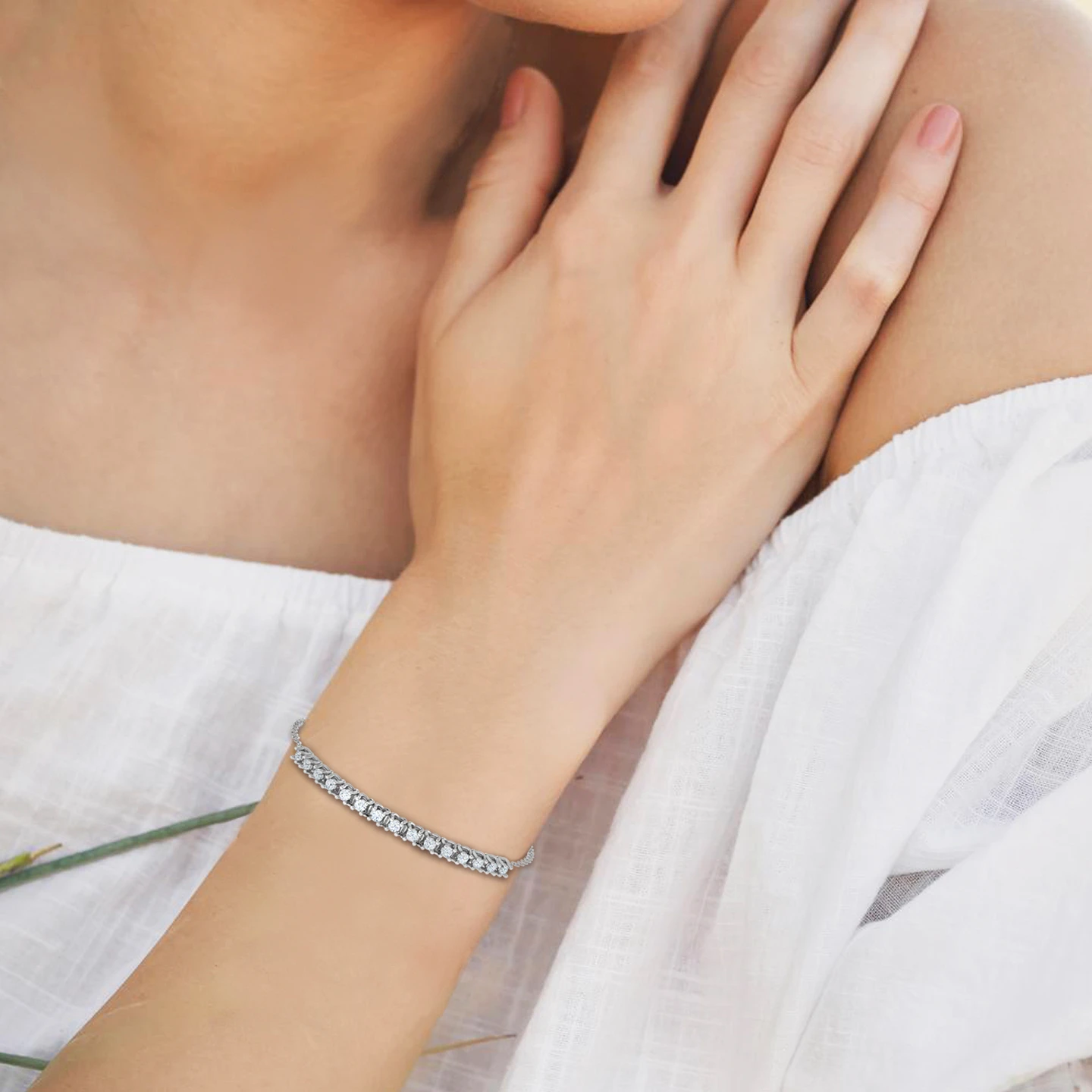 Prong Set Line Diamond Chain Bracelet in 18K Gold