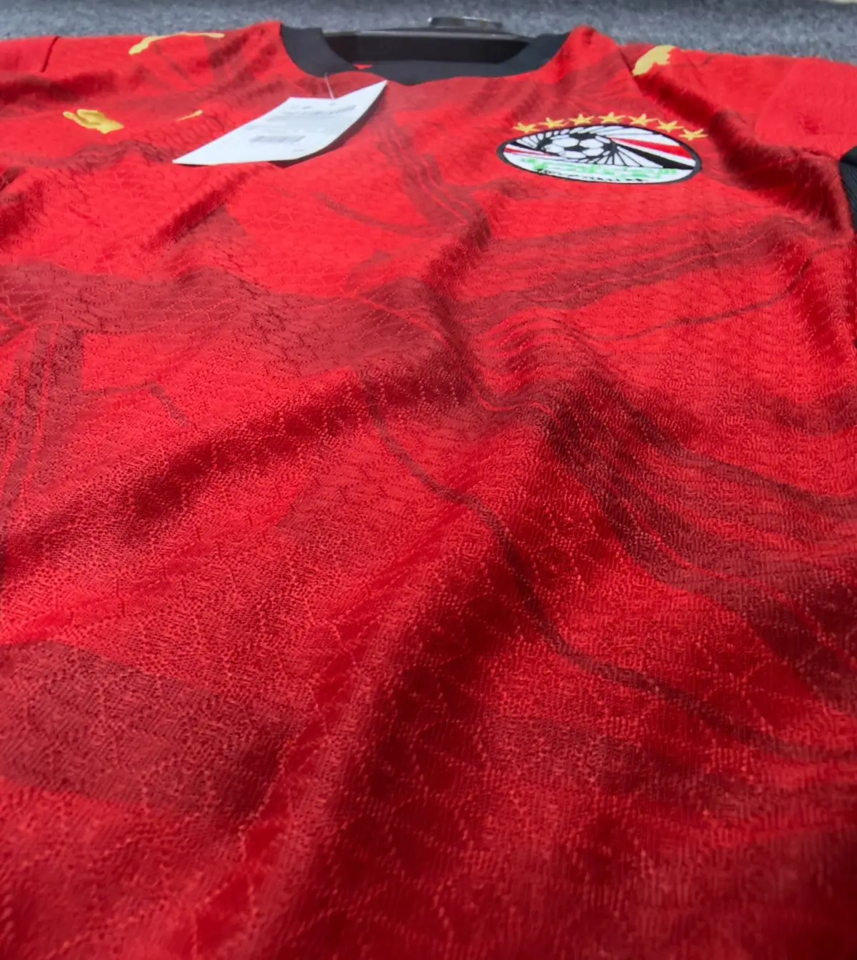 تيشيرت منتخب مصر الاساسي بادجات كاس العالم 2026 