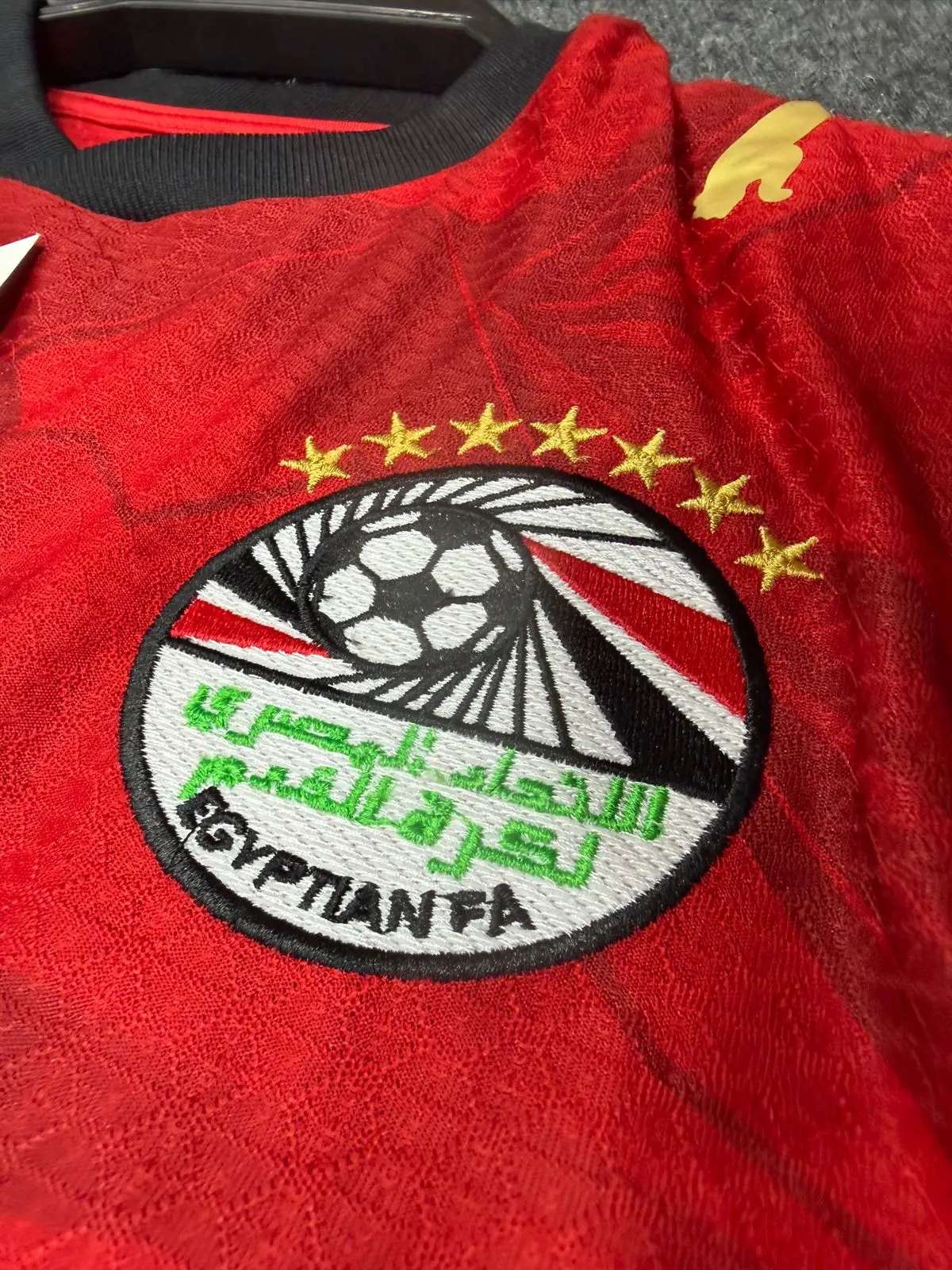 تيشيرت منتخب مصر الاساسي بادجات كاس العالم 2026 