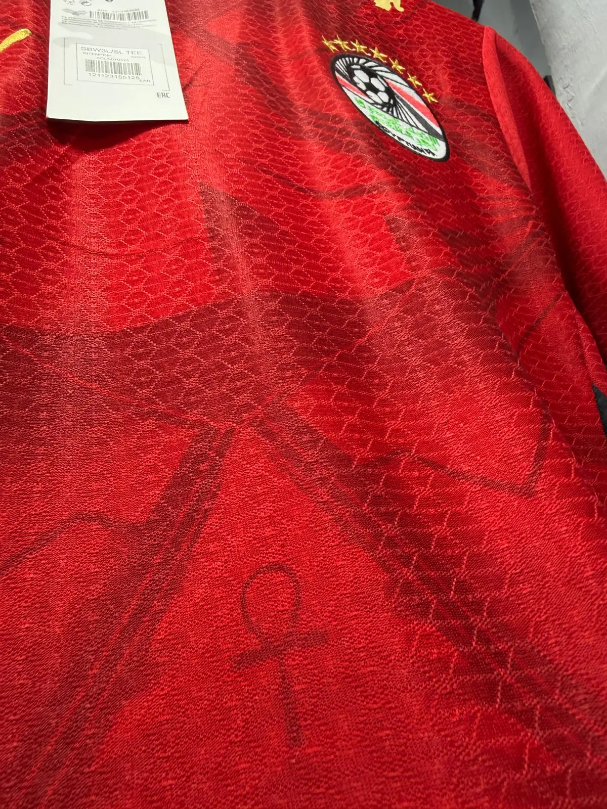 تيشيرت منتخب مصر الاساسي بادجات كاس العالم 2026 