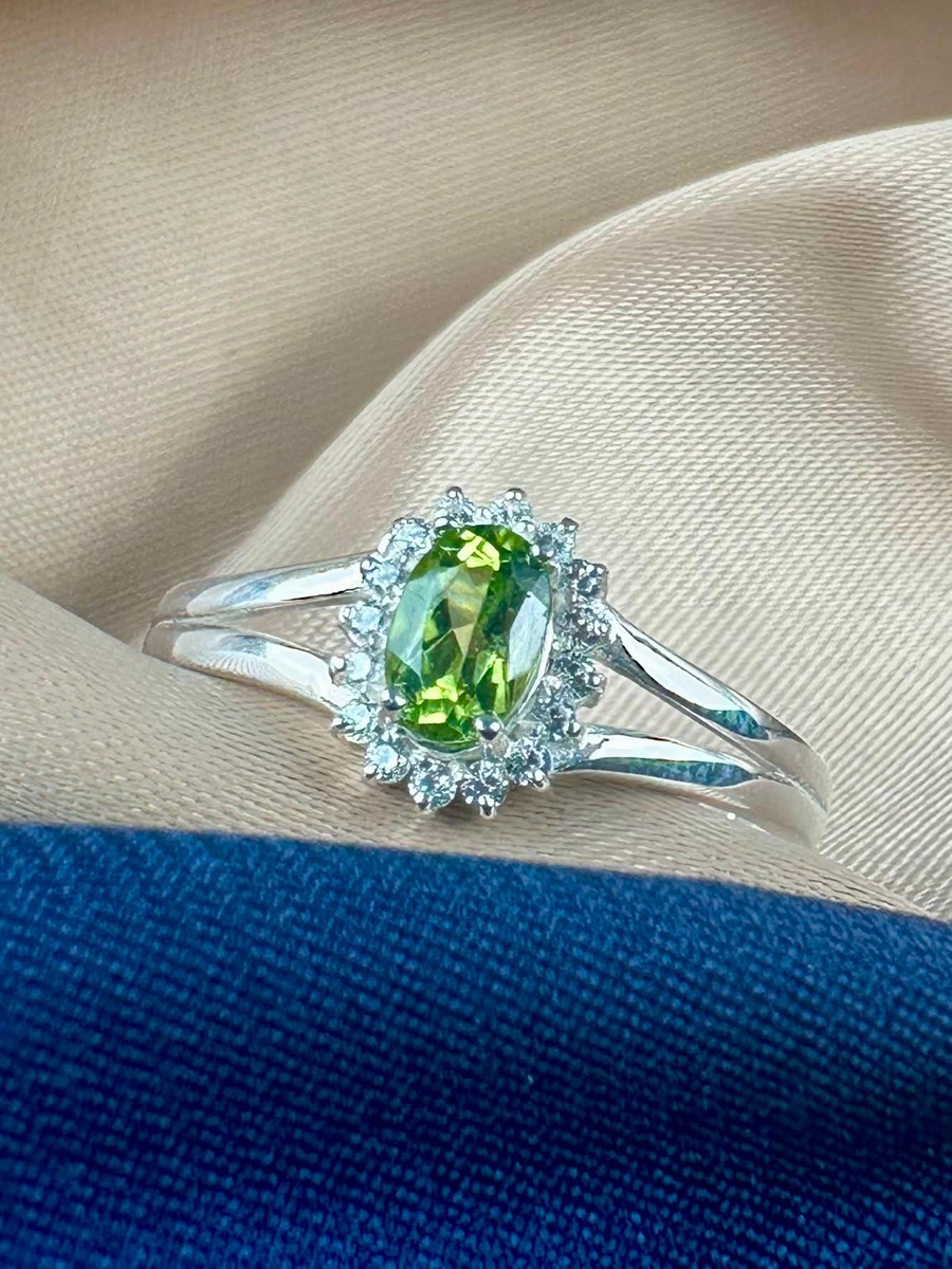 Peridot 925 Silver Ring - IGI Certified - Split Halo Design
