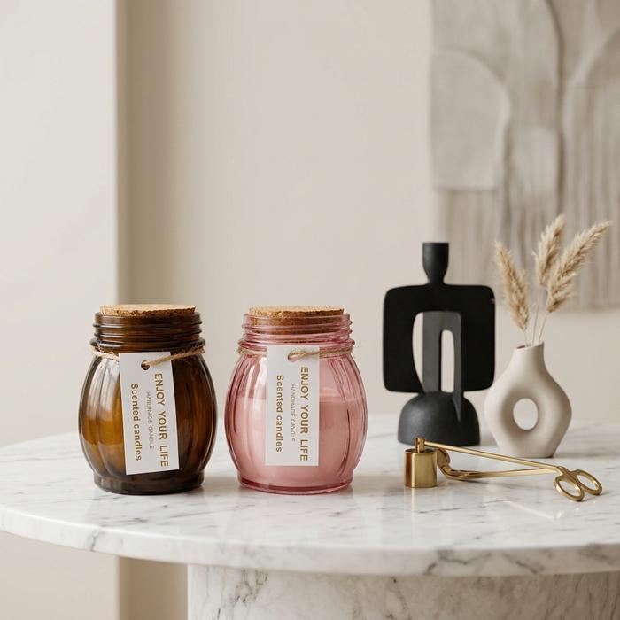 شموع معطرة في مرطبانات زجاجية ملونة