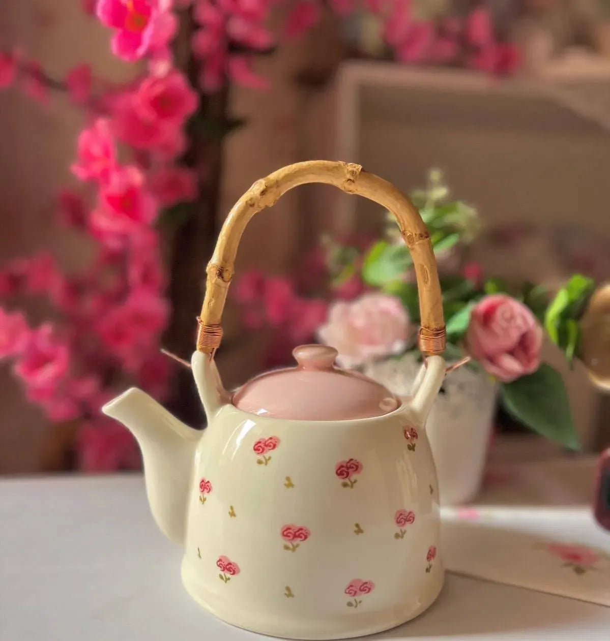 إبريق الشاي الكلاسيكي Wooden Handle Teapot