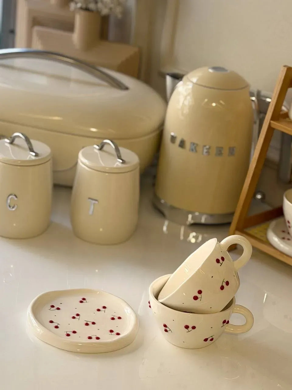 طقم مج تشوبي بنقشة الكريز مع طبق (Chubby Cherry Mug Set) - كلاسيك كيوت