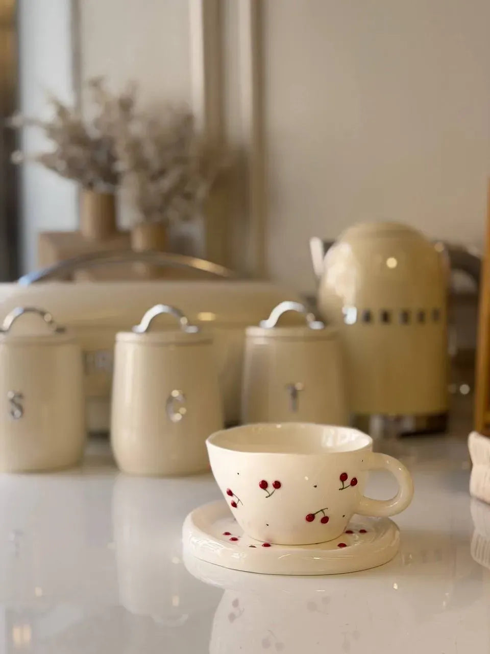 طقم مج تشوبي بنقشة الكريز مع طبق (Chubby Cherry Mug Set) - كلاسيك كيوت