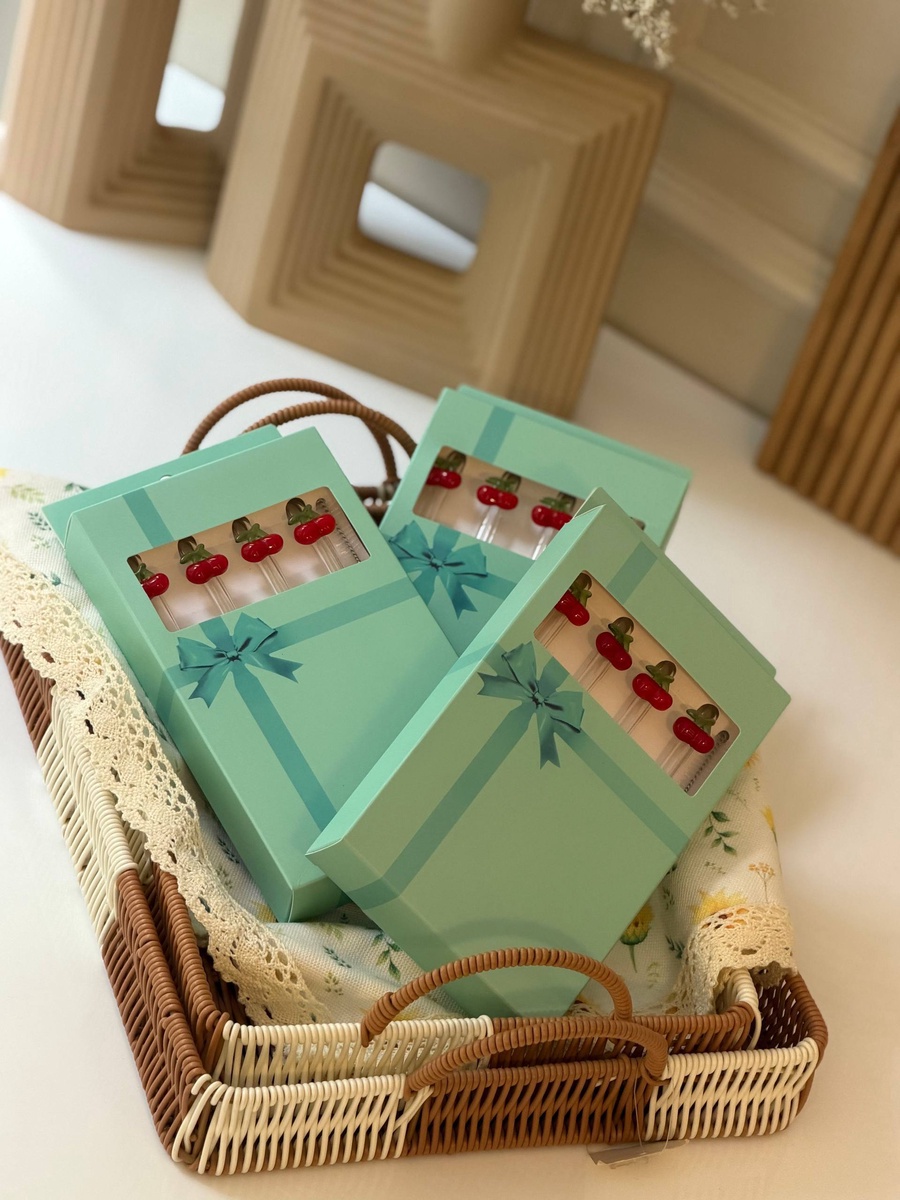 طقم شاليموه زجاج (سترو) بتصميم الكريز 🍒 - 4 قطع مع فرشاة تنظيف