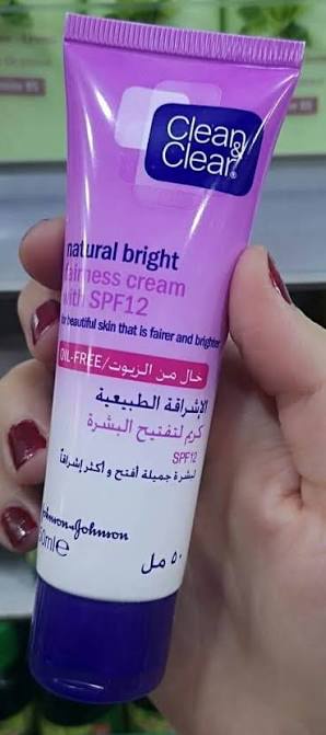 كريم مرطب لتفتيح البشرة والإشراقة الطبيعية مع واقي شمس SPF 15 من كلين آند كلير (50 مل) - Clean & Clear Fairness Moisturiser SPF 15