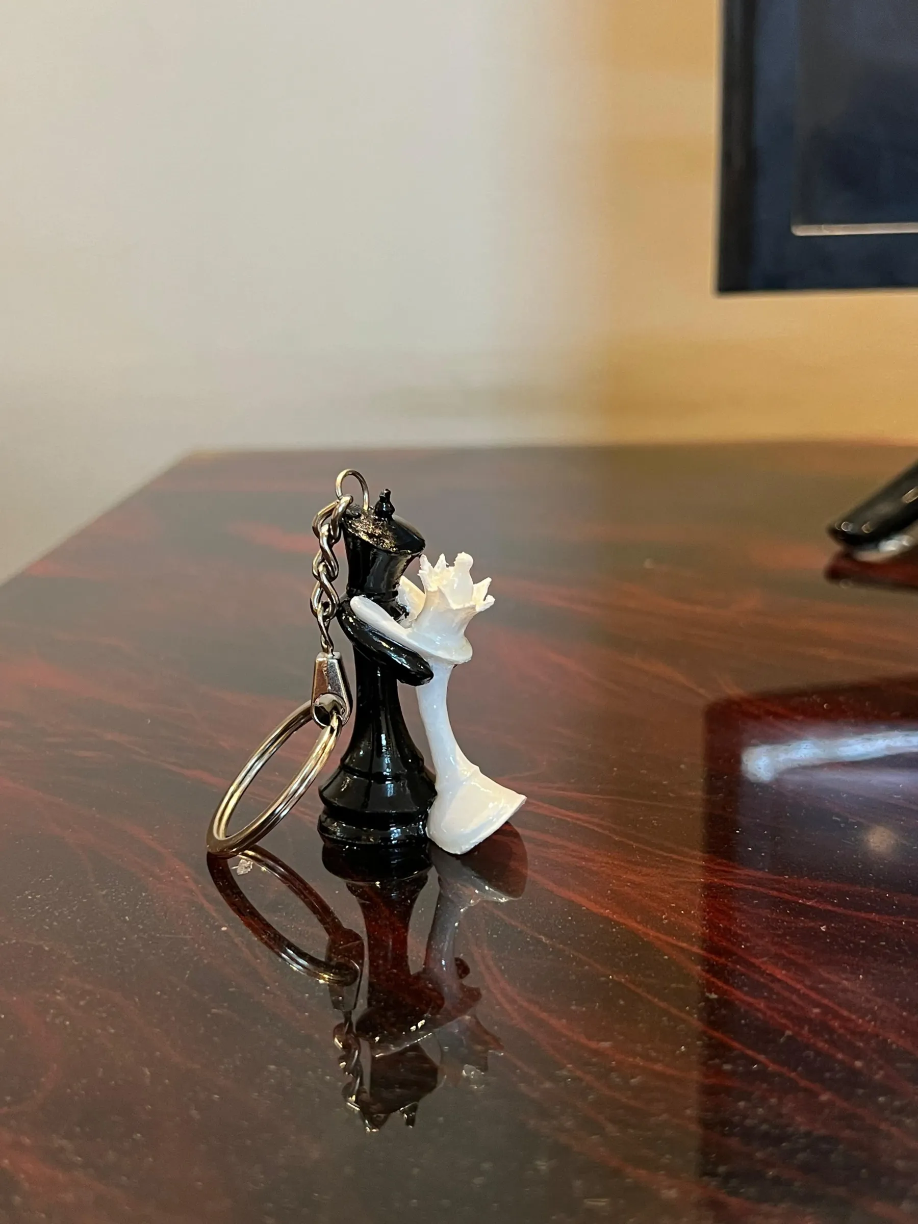 Dancing king and queen chess keychain