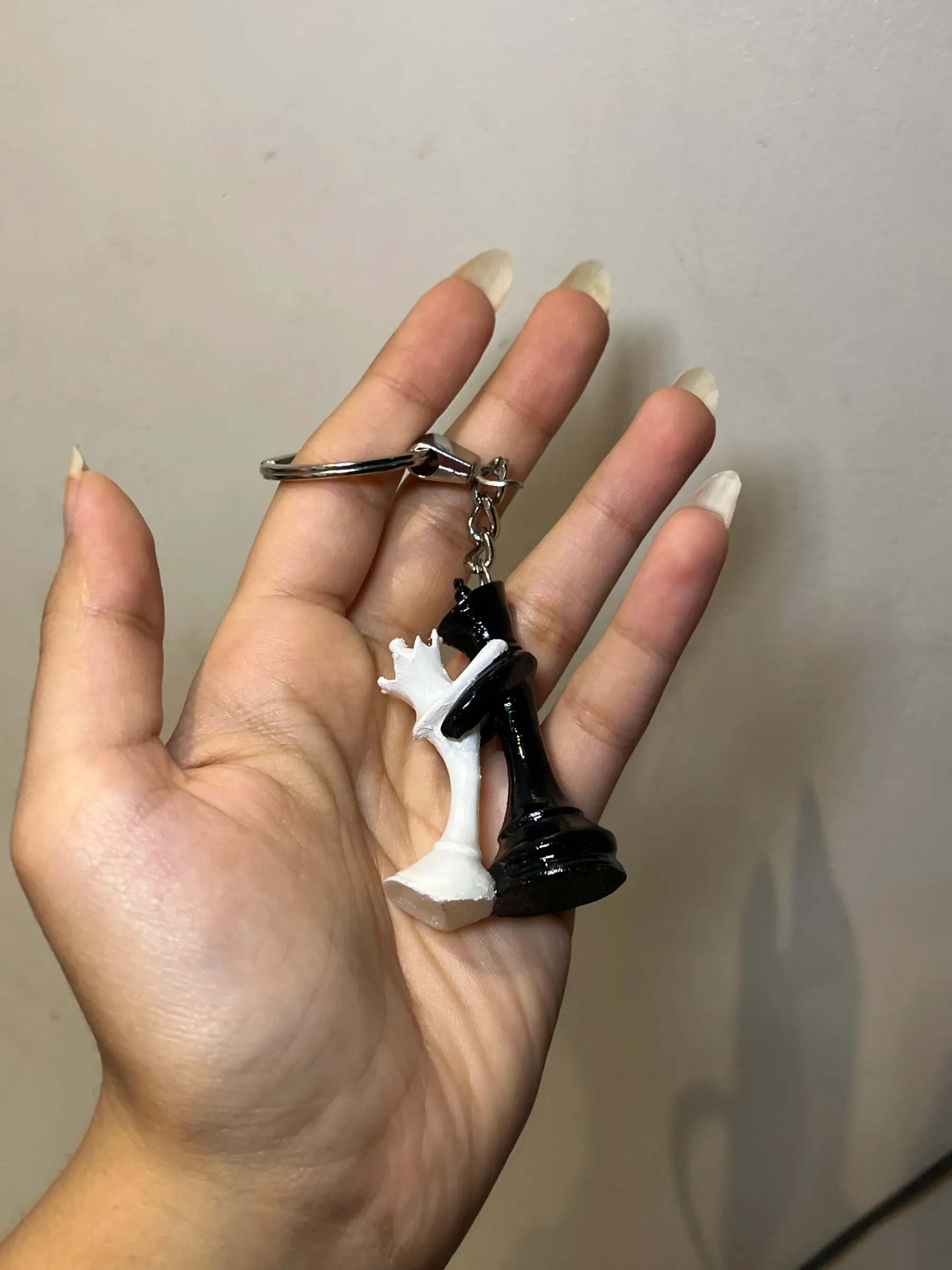 Dancing king and queen chess keychain