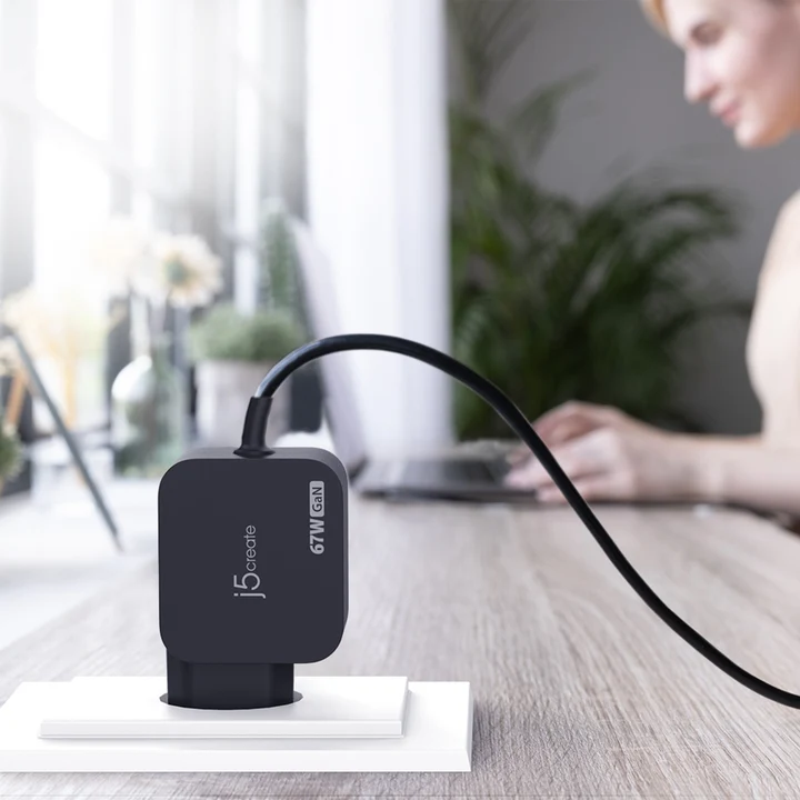 j5create JUP1565DCE3A 67W GaN USB-C PD Mini Charger