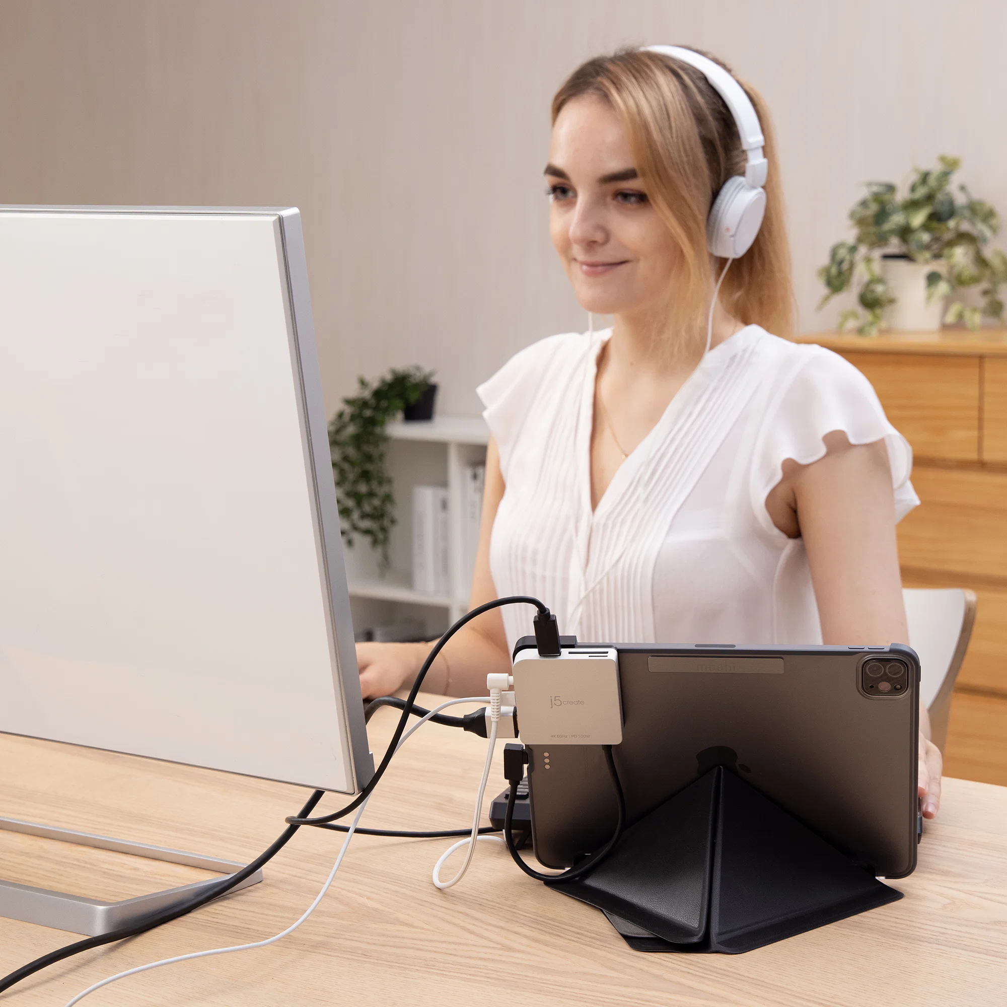 j5create JCD612 USB-C to 4K 60Hz HDMI Travel Dock for iPad Pro