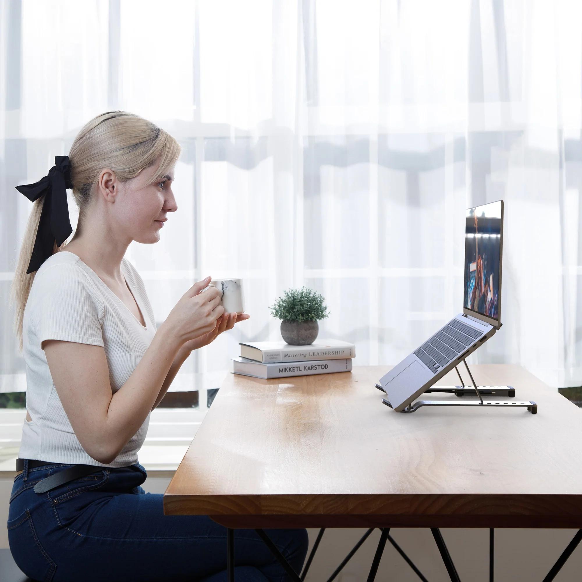 j5create JTS223 Laptop Stand with USB 4-Port Hub