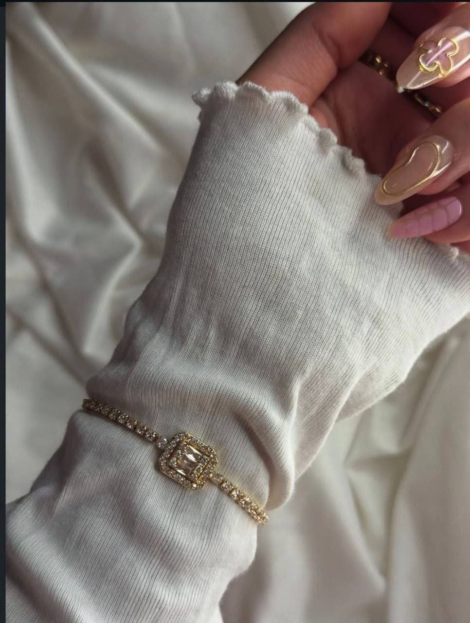 Elegant bracelet with crystal square