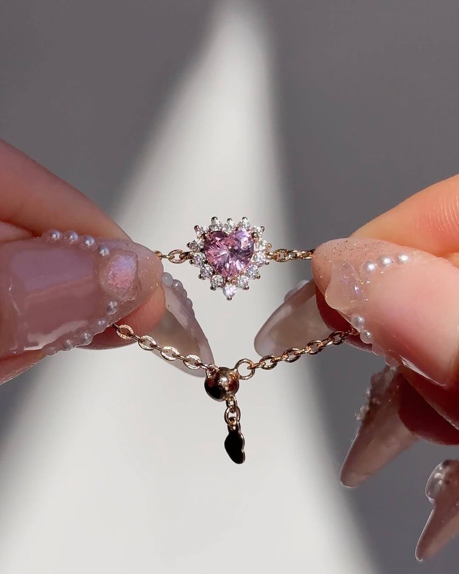 Queen of Hearts Chain Ring Pink
