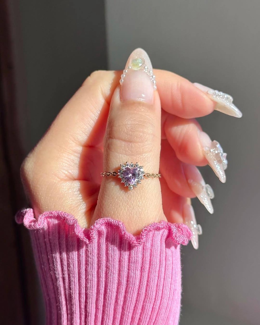 Queen of Hearts Chain Ring Pink
