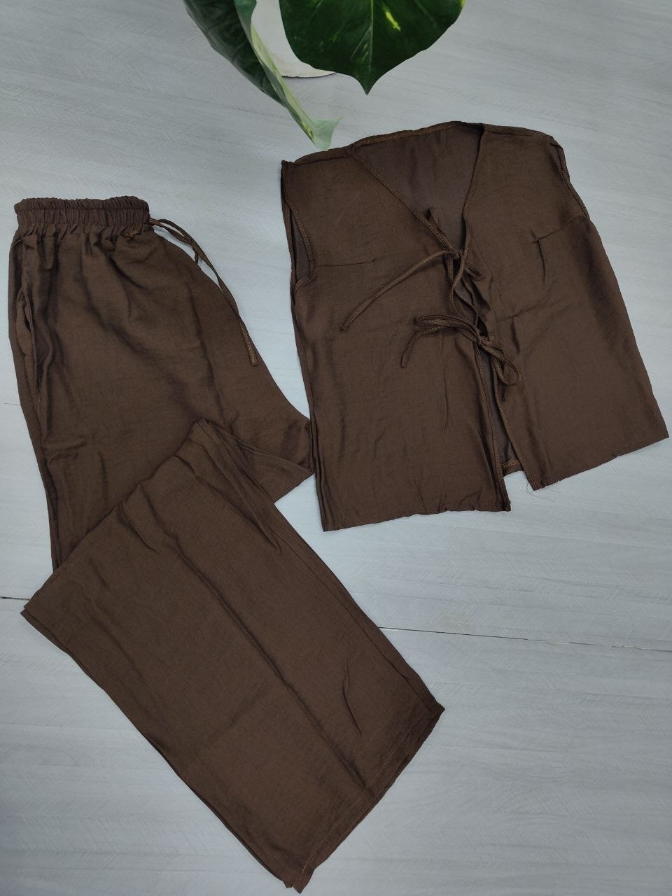 سوت كتان قطعتين (فيست برباط أمامي وبنطلون واسع)