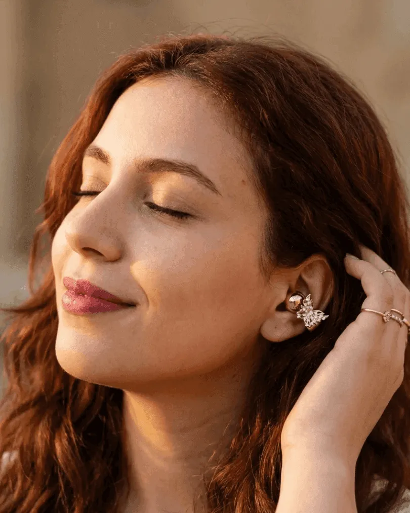 طريقة ارتداء سماعة الفيونكة اللاسلكية بتصميم Ear-clip المريح والآمن