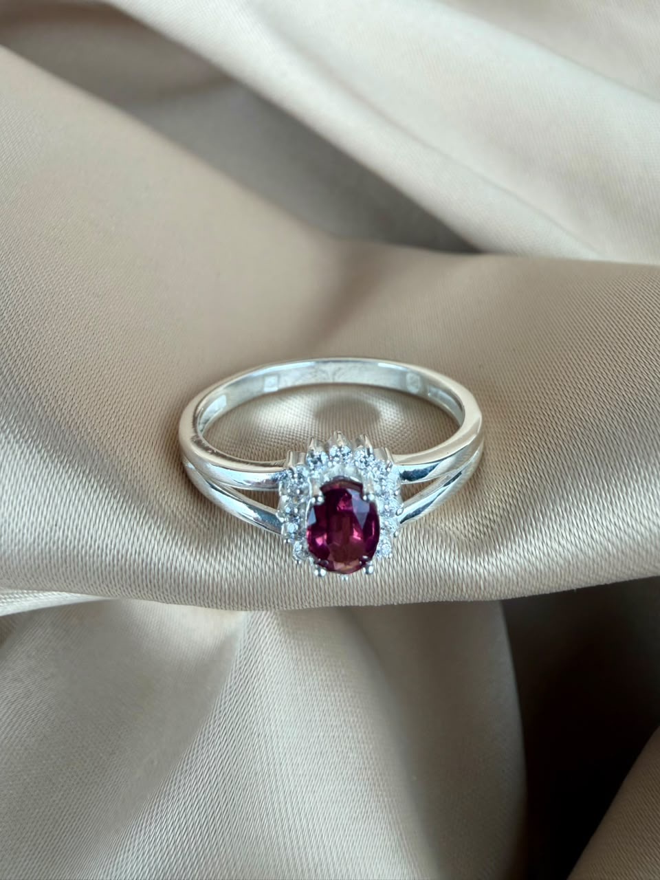  Garnet 925 Silver Ring - IGI Certified -  Split Halo Design 