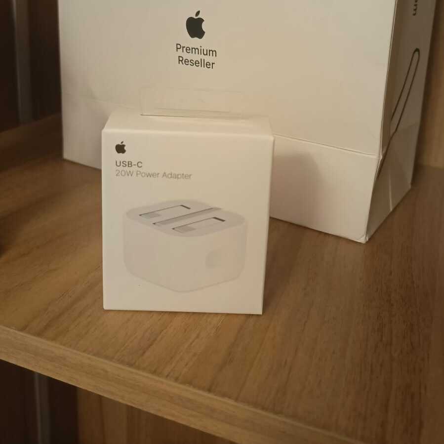 شاحن iPhone + كابل Lightning ( الشحن مجانا )