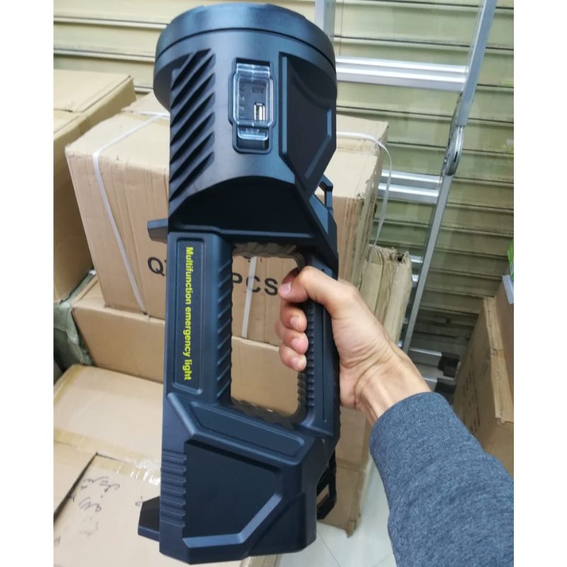 مصباح LED P70 الخارق إضاءة قوية فائقة المدى وشحن شمسي متعدد الوظائف ذكي لكل مغامراتك!
