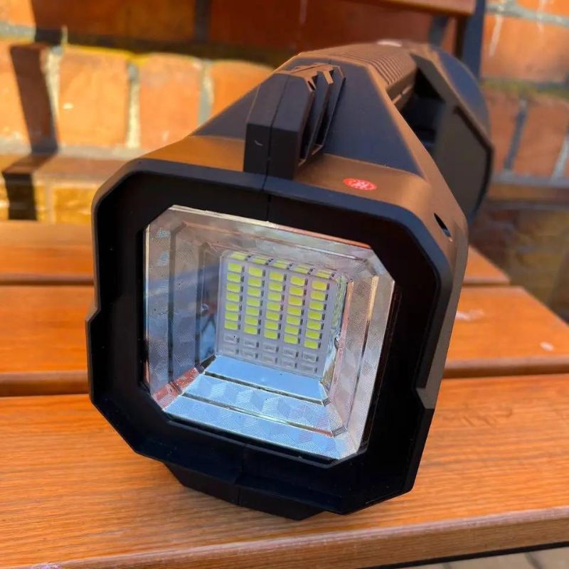 مصباح LED P70 الخارق إضاءة قوية فائقة المدى وشحن شمسي متعدد الوظائف ذكي لكل مغامراتك!