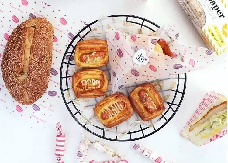 ورق زبدة مُطبّع لتغليف وتقديم الساندوتشات