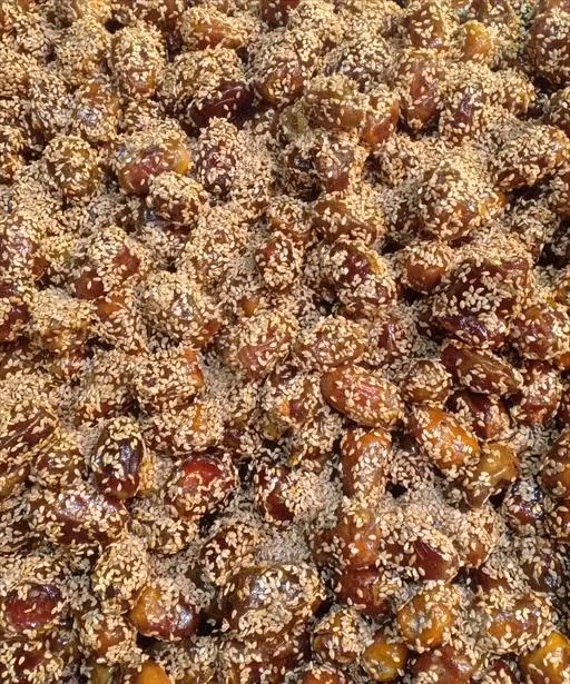 تمر بلدي معسل بالسمسم المحمص الفاخر